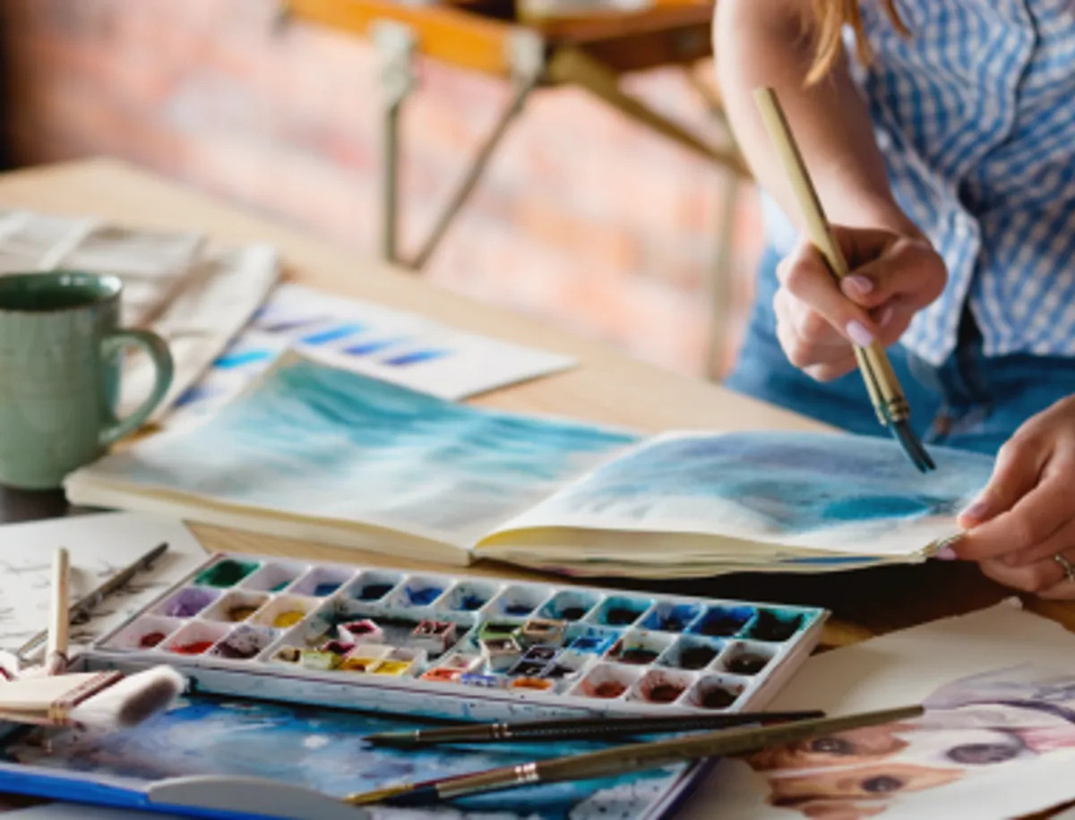 Blog Featured Image Thumbnail Woman Painting_380 x 290 px_20250331